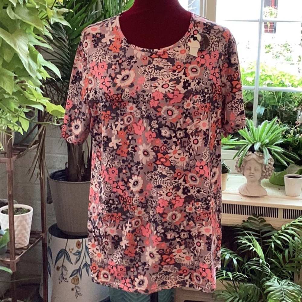 1X very cute floral tshirt  colors r terrific for fall